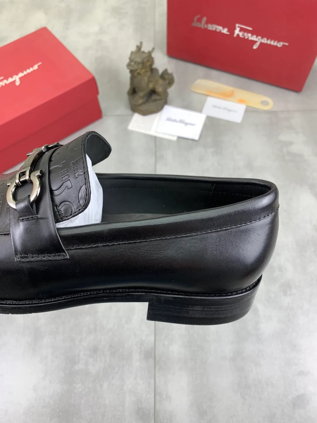 Men's Men's Shoes 💰P480💰[New Style] Water-dyed Niuli 🆘[Salvatore Ferragamo] Ferragamo's latest casual business leather shoes for men! Available at counters simultaneously! The fabric is made of specially imported original calfskin, and the interior is made of imported water-dyed cowhide. It is absolutely luxurious and leads the fashion trend. Matching code: 39-44, black optional